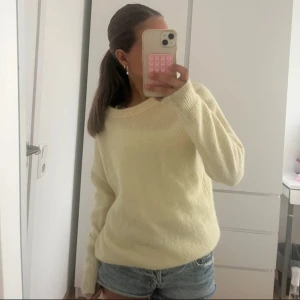 Ljusgul stickad tröja från Selected Femme - Supermjuk ljusgul stickad tröja från Selected Femme. Storlek M. Köpt på Vinted men inte använd av mig. 