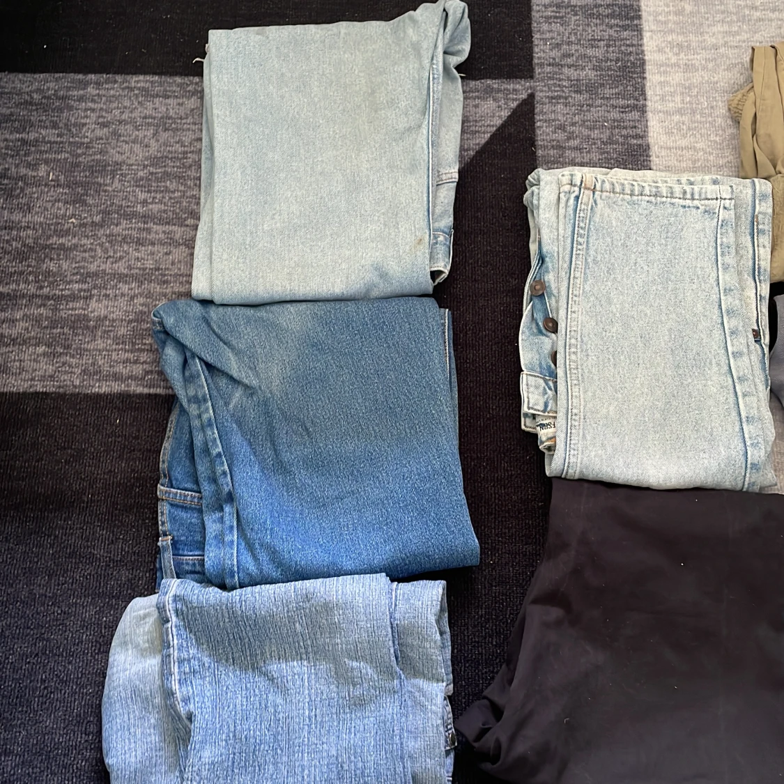 Mix av jeans och byxor i olika färger - 3