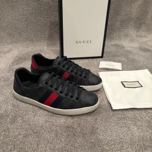 Gucci skor  - Hej! Säljer nu dessa väldigt populära och sällsynta Gucci supreme Skorna! Storlek UK 7 vilket motsvarar 41-42! Skick 9,5/10 (inprincip helt nya) ny pris= 9500 kr, Säljs för 2499 kr! OG tillkommer vid köp! Kvitto finns  