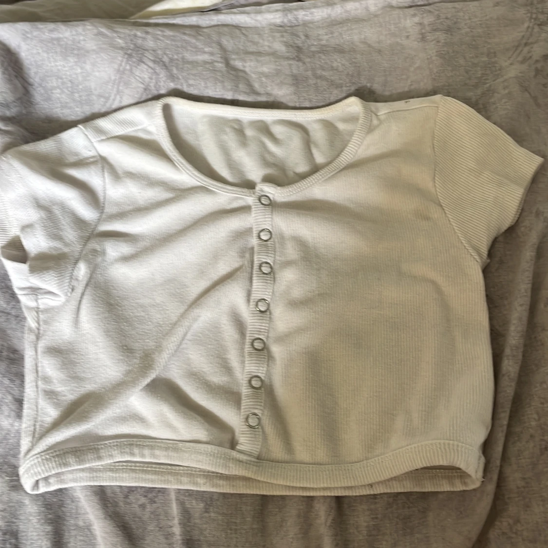 Vit ribbad croppad topp med knappar