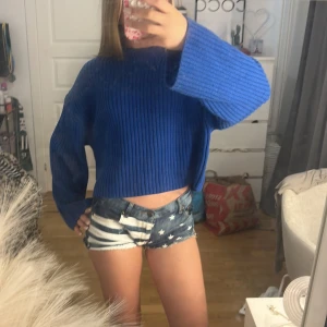 Blå stickad tröja - Säljer en blå ganska croppad stickad tröja från H&M. Tröjan har breda ärmar, ribbad struktur och rund halsringning. Perfekt för dig som gillar en chill och trendig look. Passar snyggt till både jeans och kjol. Kontakta gärna innan köp. OBS, katt finns i hemmet!