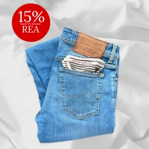 Jacob Cohen Jeans - Slim fit Jacob Cohen Jeans i storlek 30, stilrena och lätta att matcha! Utvalt med omsorg av AMclothing. Missfärg högst upp i bilden på grund av dåligt ljus! Tveka inte på frågor om mått eller bilder!📩