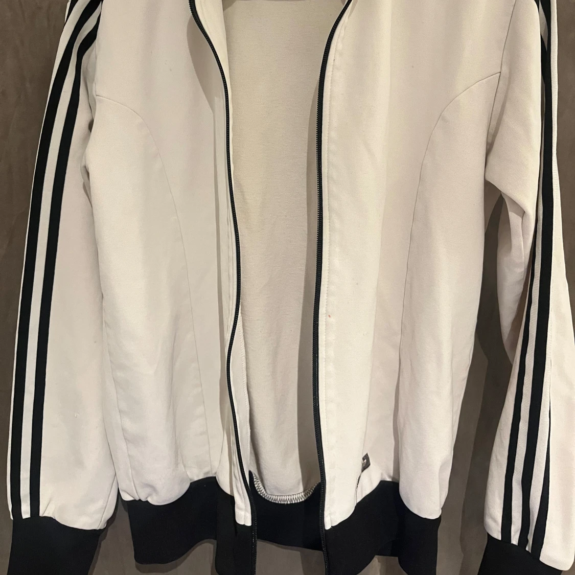 Vit Adidas track jacket med svarta detaljer, Storlek S - 1