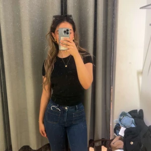 Utsvängda blåa jeans med fickor på fram och baksida - Säljer ett par snygga blå jeans med två  fickor framtill. Jeansen har mellanhög midja. Använda två gånger. De har storlek 24 i midja så skulle passa XS. Pris kan diskuteras💕