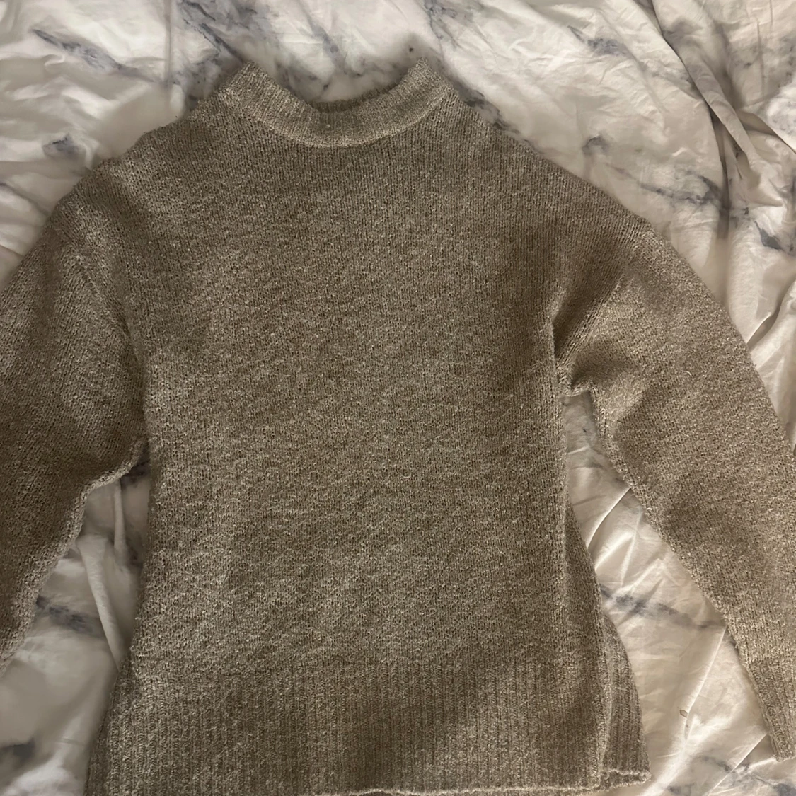 Säljer dessa 4 tröjor för 100kr💗den grå och vita tröjan är i strl XS o de stickade tröjorna i S - 3