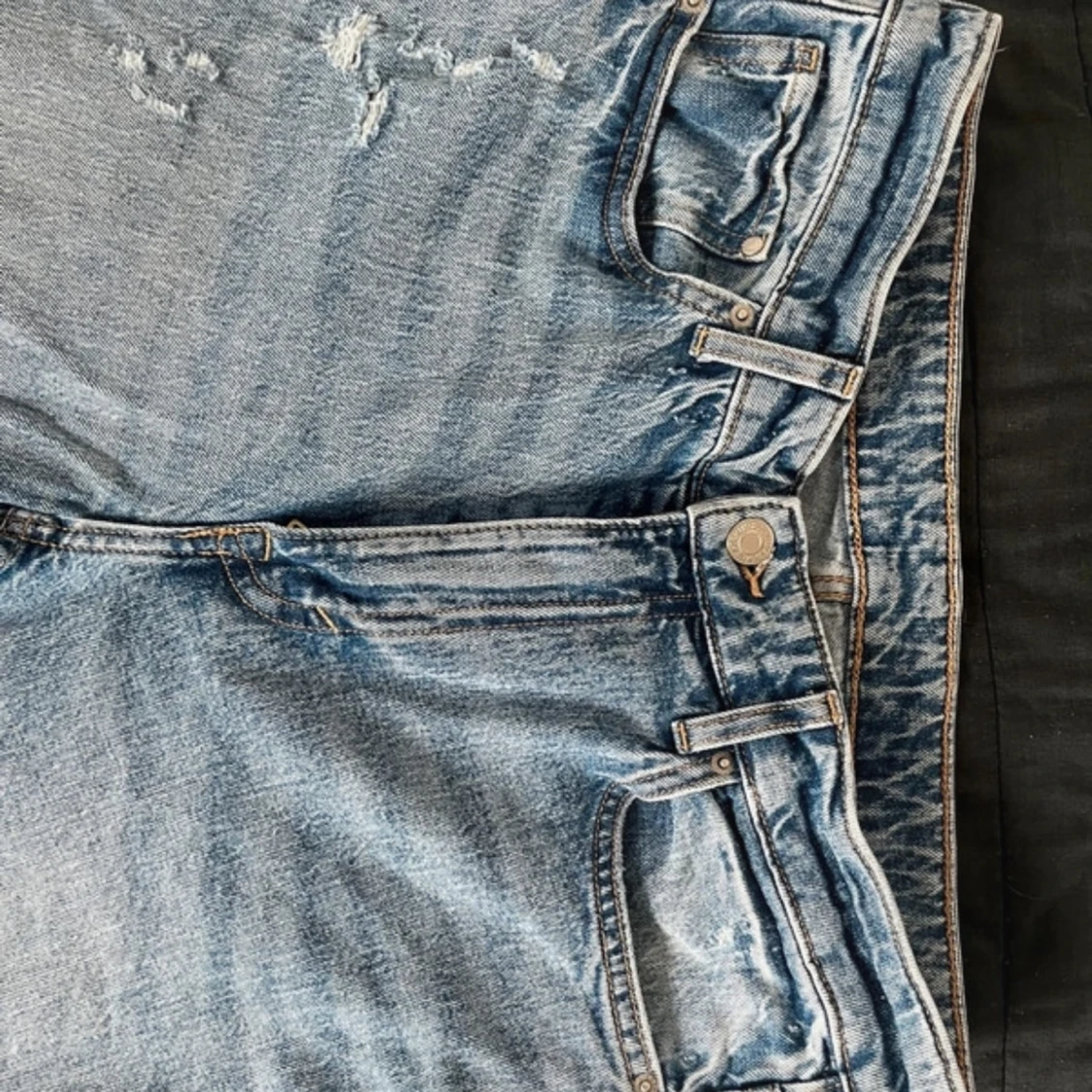 Bootcut ljusblå jeans med slitningar - 2