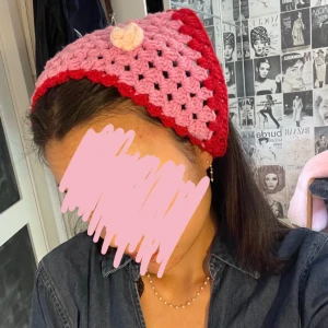 Rosa och röd virkad scarf🍓🌸🌞 - Handgjord virkad scarf med en söt rosdetalj, aldrig använd. Super söt till sommaren