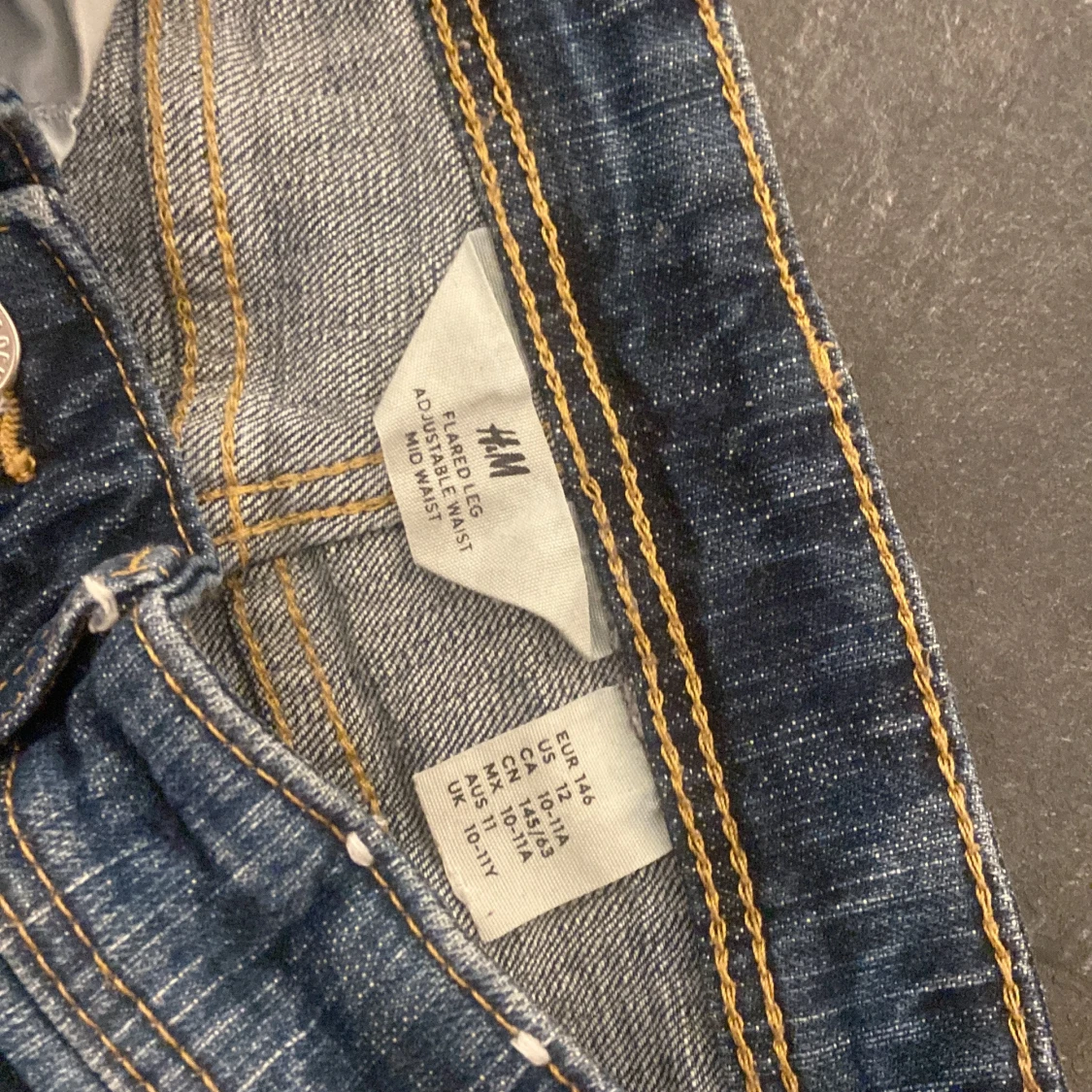 Blå bootcut jeans med slitningar - 4