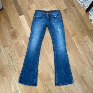Blåa jeans - Supersnygga lågmidjade bootcut jeans i färgen blå! Storlek 25, midja: 34 cm, midjehöjd: 18 cm, innerben: 77 cm
