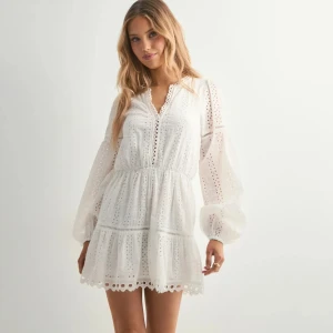vit Nelly klänning💕 - supersöt kort klänning från Nelly som är använd endast 1 gång på konfirmation💝 nypris 599kr🤗 hör gärna av er vid frågor💕