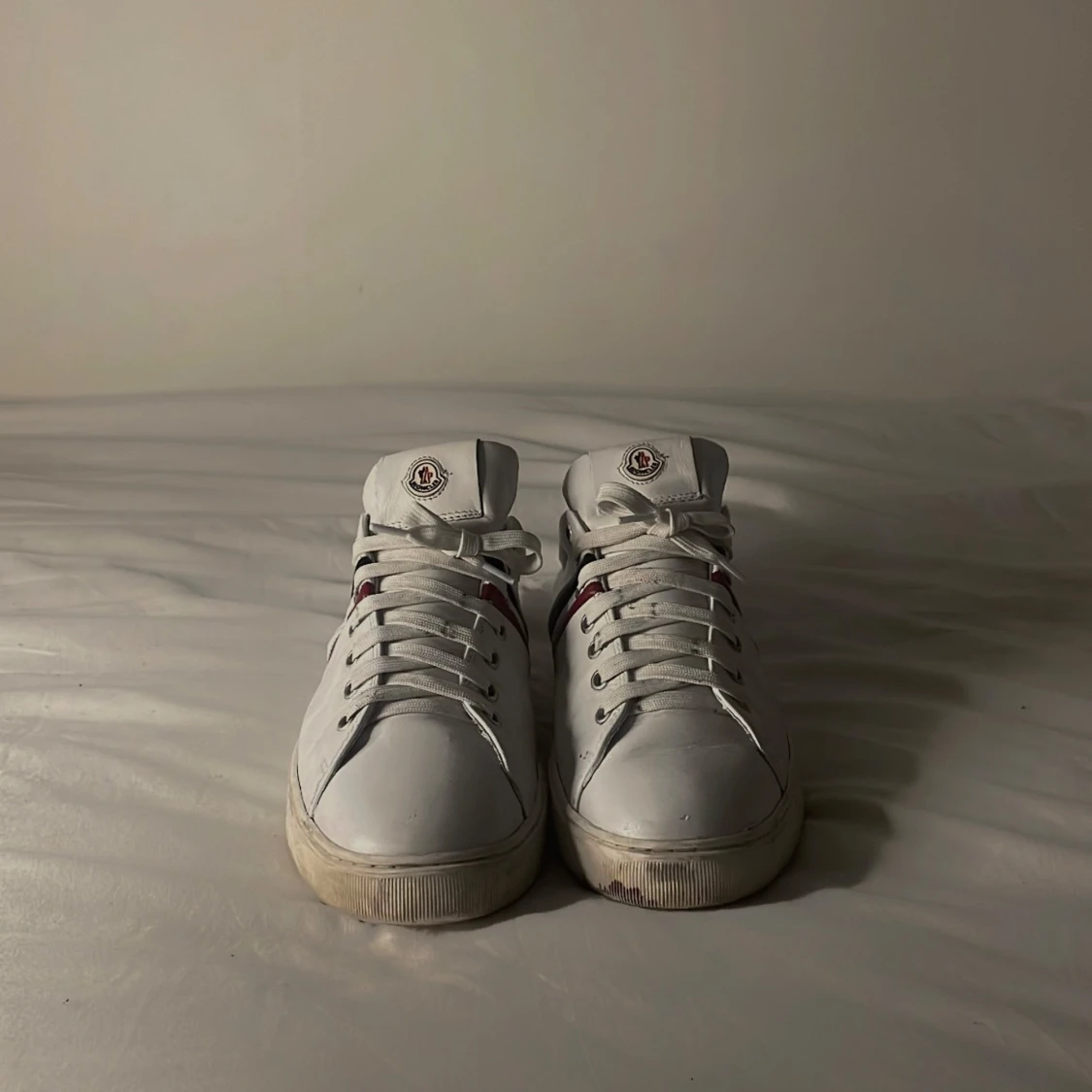 Vita Moncler sneakers med röd/blå rand - 3