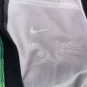 Liverpool bortatröja Nike  Dri-Fit - Liverpool FC bortatröja från unisporti storlek XL barn, använd max 2 gånger och sitter bra. Trent Alexander-arenald som har gått till real Madrid. Så om något fotbolls fan, Liverpool fan eller bara gillar trent så är det här en perfekt tröja för dig.  Så om ni vill buda så skriv till mig privat/dm 