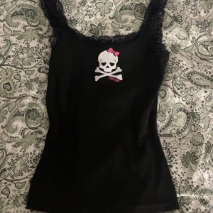 Linne - Ett jätte gulligt svart linne me spets o tryck av en dödskalle, har inte använt den så jättemycket, köpt för ett år på vinted. Inga defekter alls, inga lappar alls och har inte klippt bort dom själv, skulle säga att storleken är omkring XS-S.