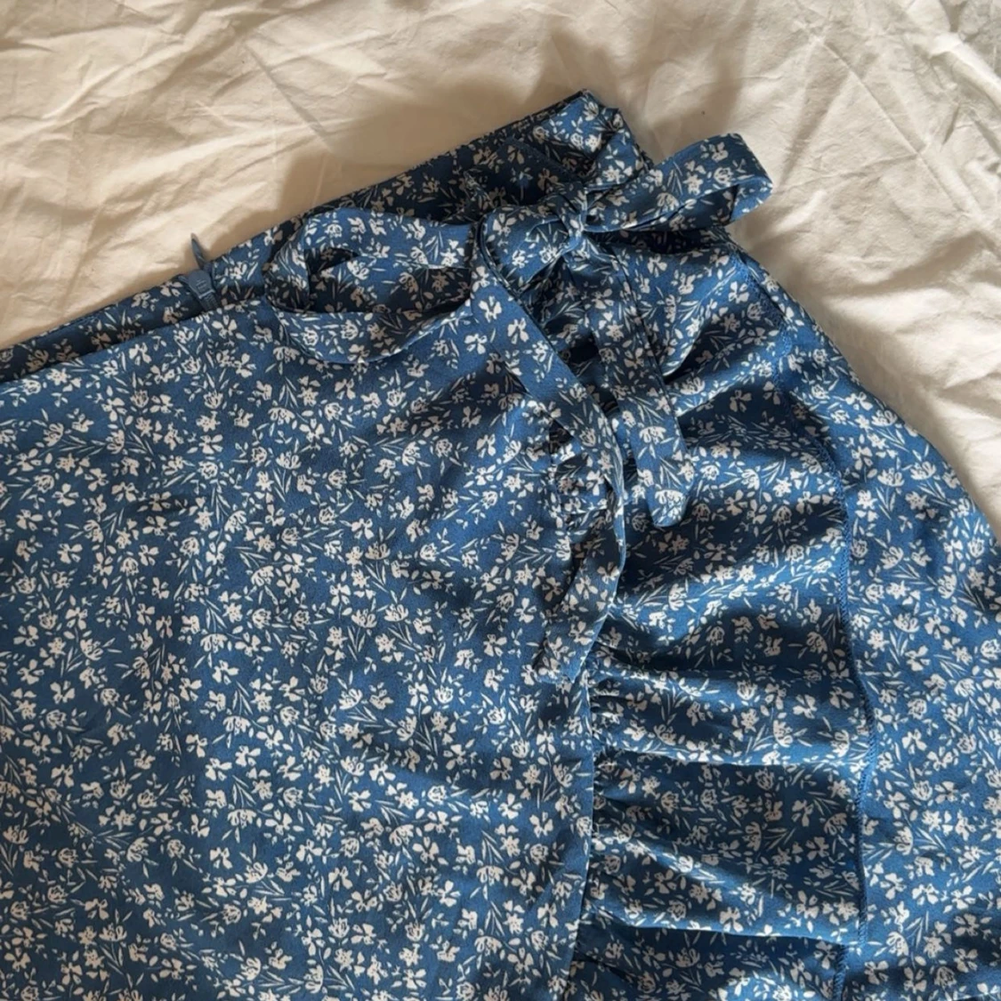 Blå blommig omlottkjol med volang - 2