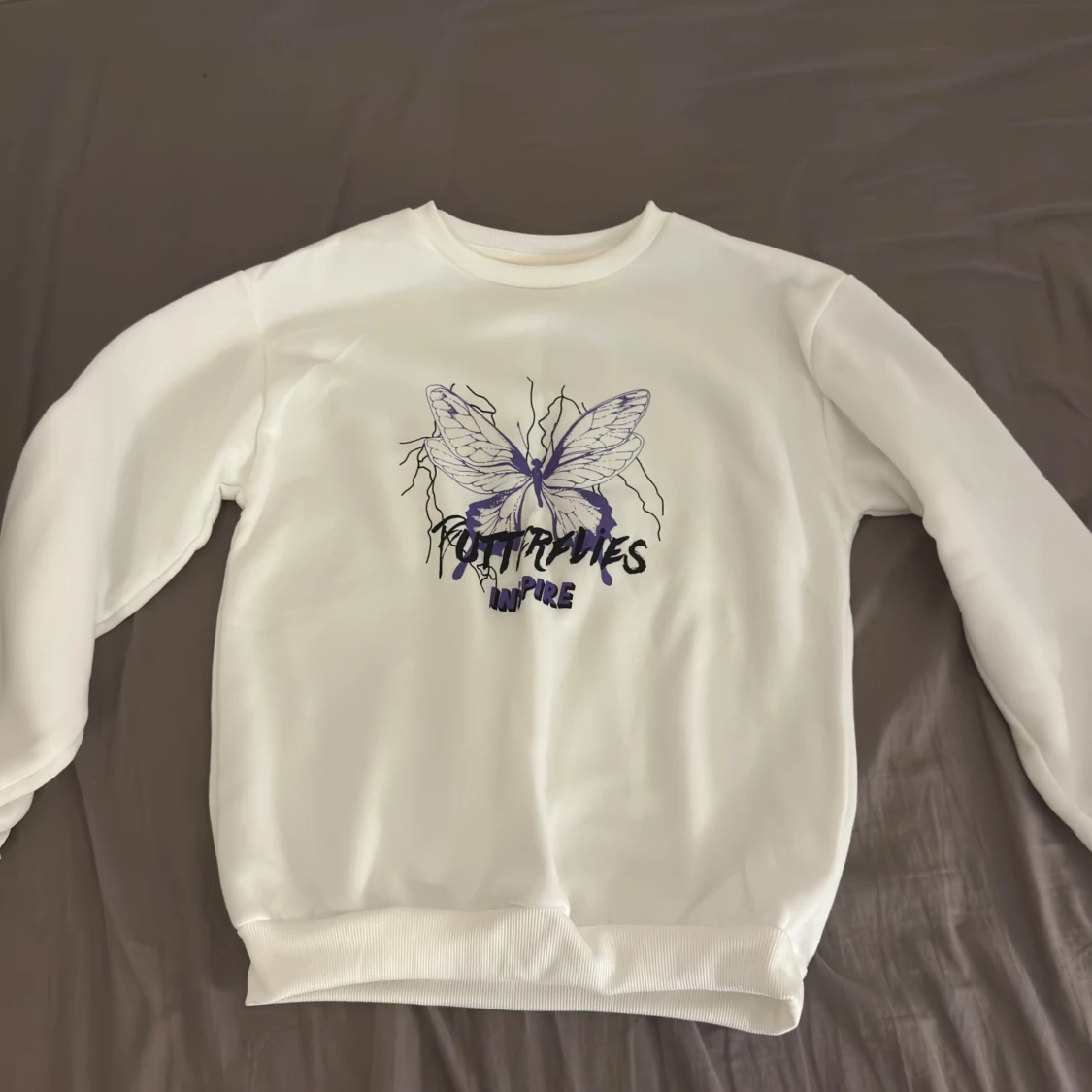 Vit sweatshirt med fjärilstryck