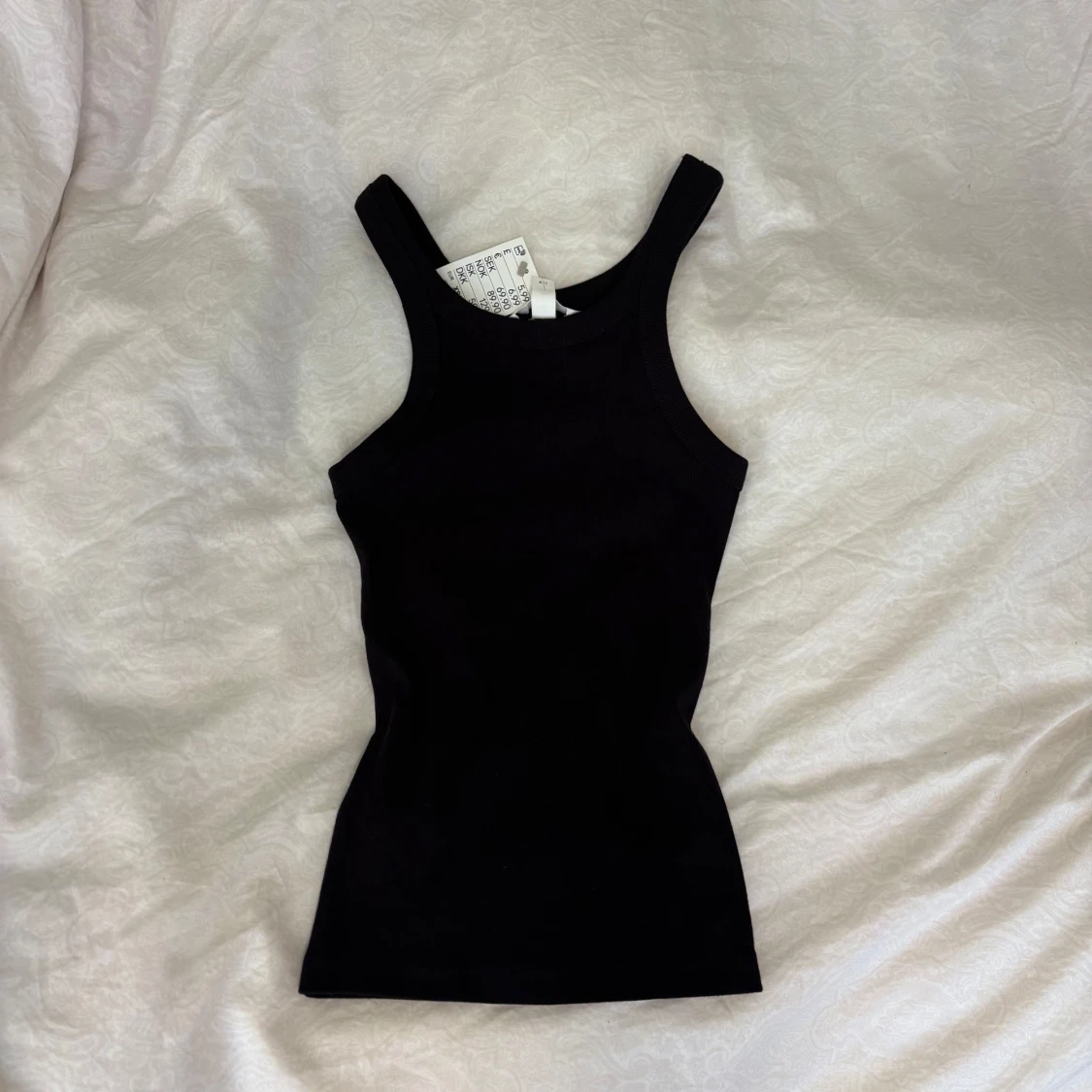 Snygg svart ribbad topp