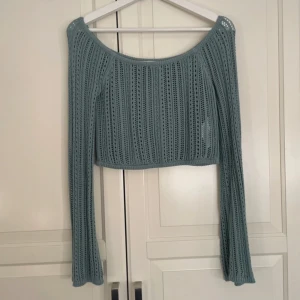 Ljusblå croppad topp  - Superfin ljusblå croppad/off shoulder topp från Pull&Bear. 