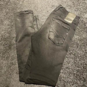 Replay Anbass hyperflex - Säljer nu dessa riktigt snygga Replay Anbass. Storlek 30/32 och mycket bra skick. Tveka inte att höra av dig vid frågor eller för bilder🤝