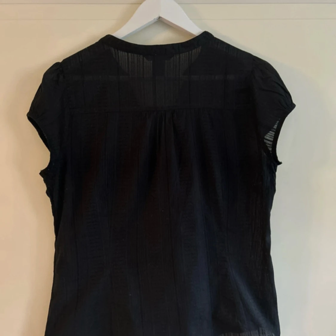 Svart blus med knappar från H&M - 2