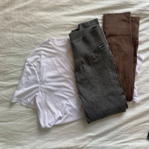 Träningskläder paketpris - Allt för 30 totalt. Mm-sports tights = använt fåtal gånger, storlek M. Bra skick. Bruna tights och vit tröja = tightsen tror jag är xs-s och tröjan oversize s-m tror jag? Dessa har några små defekter som ni ser på bilderna och är från shein.  Skriv om du vill köpa annat på min sida så kan du få paketpris och slippa betala dubbelfrakt.