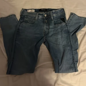 Replay Anbass slim fit jeans blå - Säljer ett par Replay Anbass slim fit jeans i ljusblå tvätt. Modellen har klassisk. Tillverkade i stretchigt Hyperflex-jeans.               Waist size 28 length 32
