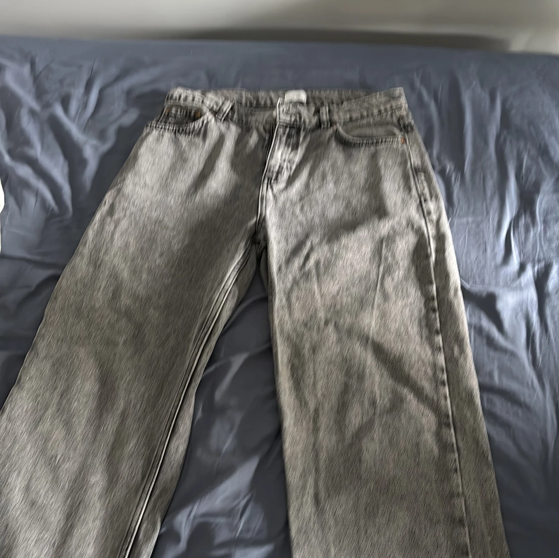 Grå jeans från Grunt i rak modell