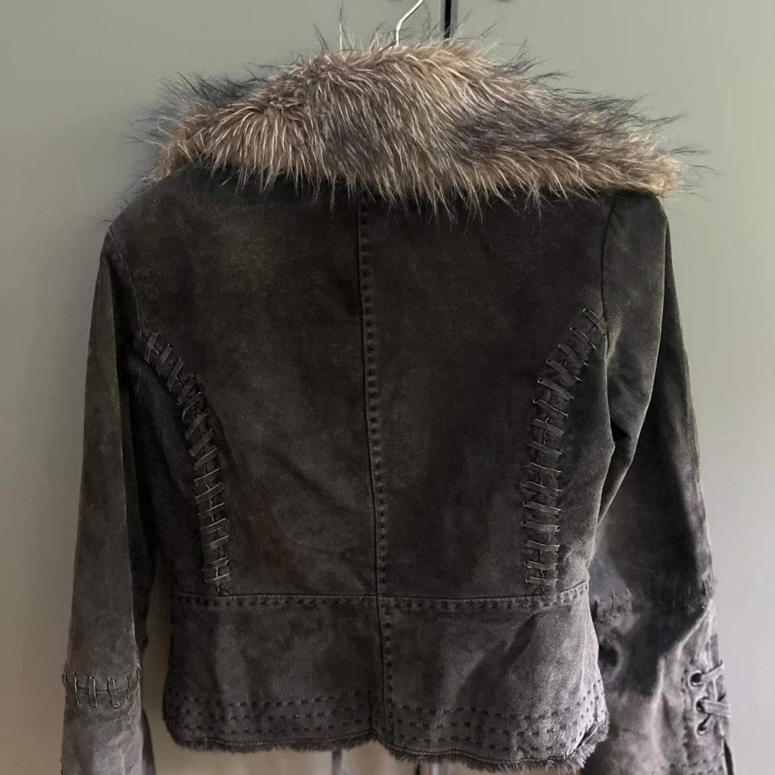 Grå läder och pälsjacka från Morgan med snörning - 4