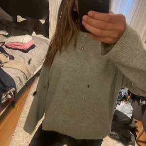 Ljusgrön stixkad med glitterpaljetter - säljer denna snygga tröja!!💓💓