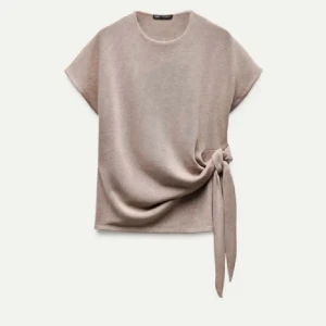 Zara Topp - En sånhär grischig knyttopp, jag tror inte den säljs längre. Den är jättefin knappast använd men har tröttnat på den och färgen passar inte mig💕Den är en L men passar mig som brukar ha S i alla andra märken, skulle säga den är mer som en M, Large om du villl at denn ska va tight