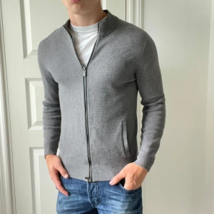 Massimo Dutti Full zip / Cardigan  - Ny skick! Modellen är 180,75 kg. Och bär storlek Medium. Har två nice fickor och en dubbel kedja. Sitter väldigt fint men skulle inte rekommendera för någon större. Kom med frågor!
