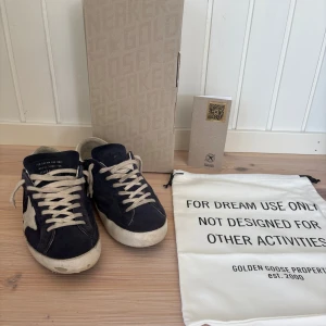 Golden goose skor - Tjena! Säljer mina sjukt snygga och trendiga Golden Goose skor! Skorna är väl omhändertagna och skulle säga att skicket är 9,5-10 så alltså typ helt nya. De är köpts helt nya online, så har kvitto på skorna. Box och påsar och allt man får med när man köper nytt tillkommer! Skorna kostar över 5000kr nya och jag säljer för endast 3799! hör av dig vid funderingar eller annat!