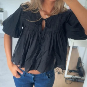 Svart blus - Skön o luftig till sommaren! Inte mina bilder💗
