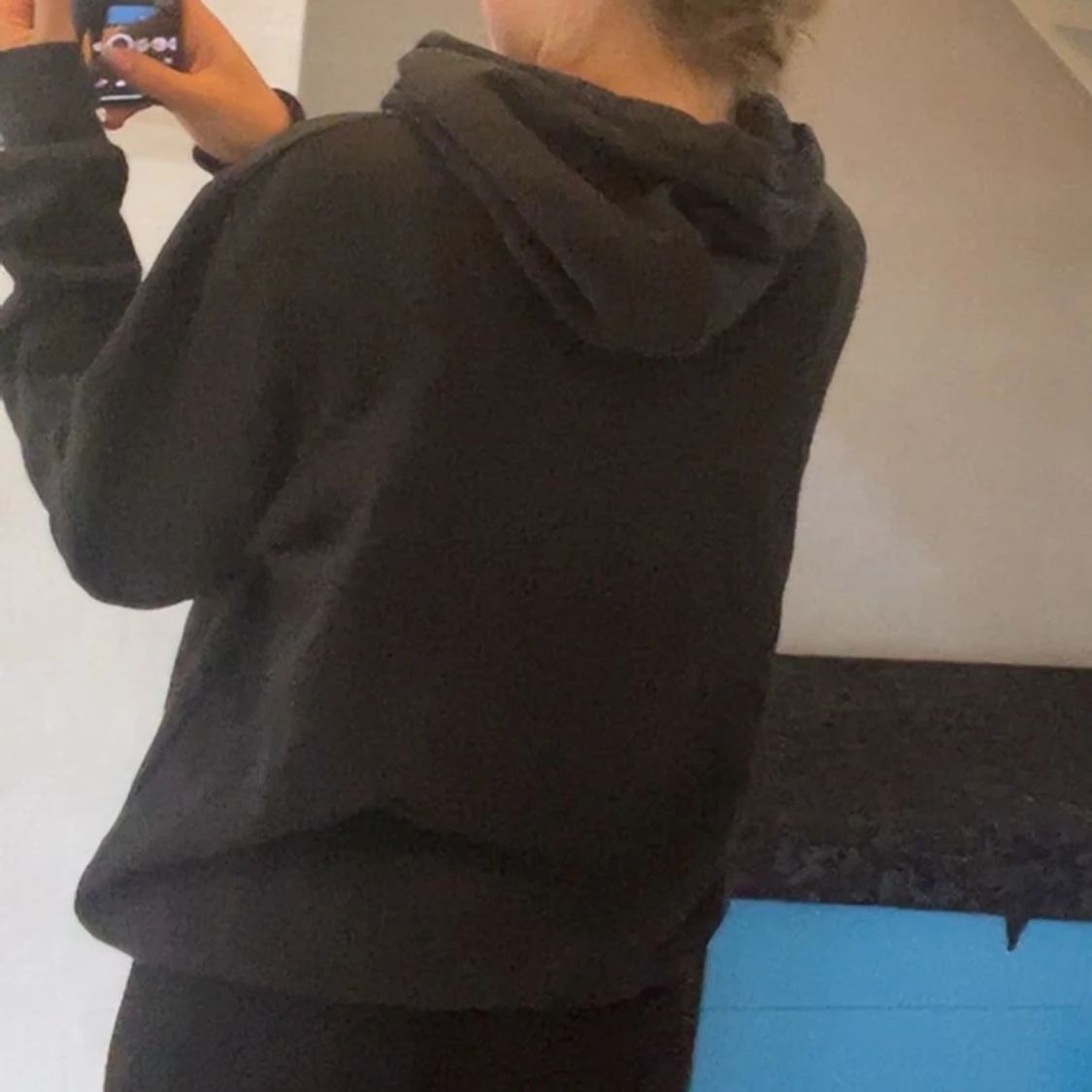 Svart hoodie från SMOG med luva - 1