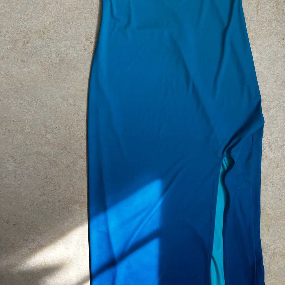 Blå långklänning med slits - 2