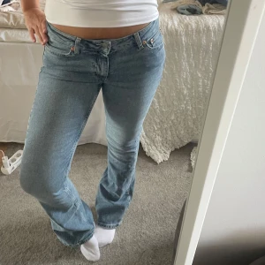 Lågmidjade jeans  - Superfina lågmidjade blå jeans! Säljer då dom är lite för stora och därför aldrig kommit till användning 💕 för referens är jag 164!!🥰