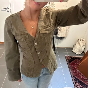 Olivgrön jeansjacka slutsåld - Säljer nu den supertrendiga jeansjackan från ginatricot. Använd endast 1 gång! 🖤Perfekt för dig som gillar att vara lite uppklädd till vardags! Priset kan diskuteras :)