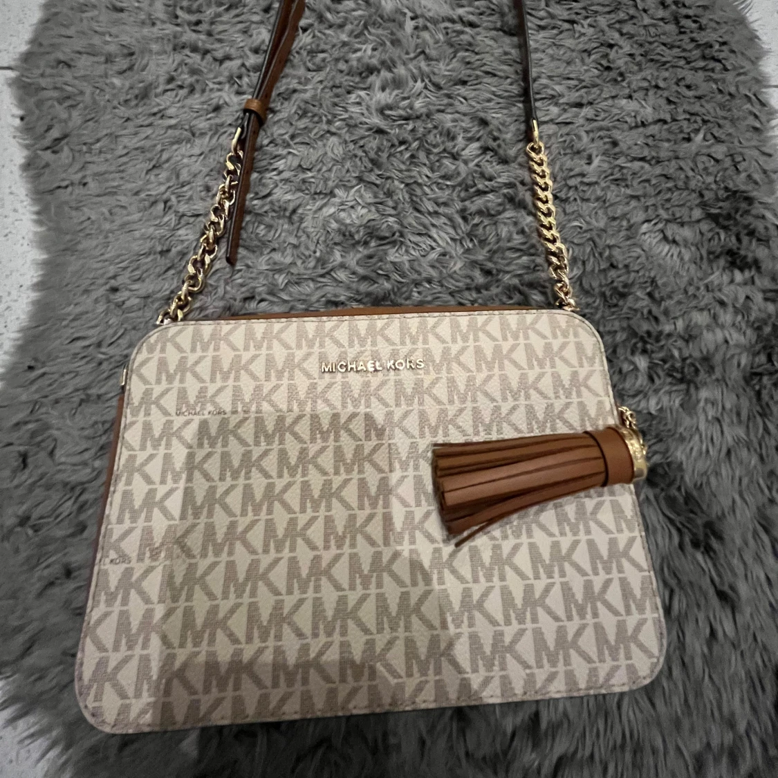 Beige axelväska Michael Kors med tofs - 1