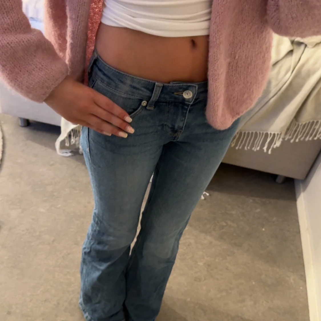 Blå bootcut jeans från H&M Divided