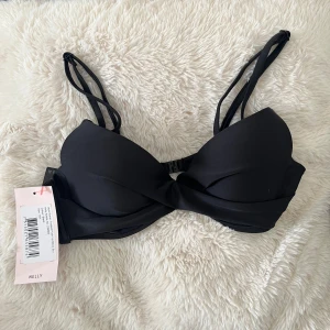 Bikini - Fin bikiniöverdel från Nelly🫶🏻storlek 75A. Lappen sitter kvar