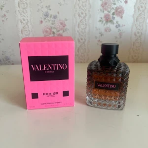 Valentino Donna Born In Roma Intense 100ml - Exklusiv parfym från Valentino, Donna Born In Roma Intense. Flaskan är i glas med nitar och svart lock, och doften kommer i en snygg rosa kartong. Eau de Parfum Intense, 100 ml. Perfekt för dig som vill sticka ut med en lyxig och modern doft.