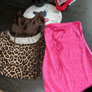 Klädpaket - Säljer 2 toppar och 1 klänning! En croppad leopardmönstrad topp med kort ärm, en brun topp i satin och en rosa ärmlös klänning. Perfekta för att skapa olika looks och sticka ut i mängden. Leoaprd toppen och klänningen är från shein, bruna toppen är från PrettyLittleThing 