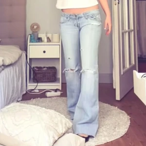 Lågmidjade bootcut jeans ljusblå - Jeans som sitter lågmidjat och bootcut med jättefin passform! Tyvärr har de blivit försmå! skulle behållt annars. Superlågmidjade! 💓 Innerben: 79/80cm.  Midjemått: 36/37cm (har sytt de bootcut själv men det är väldigt bra gjort)