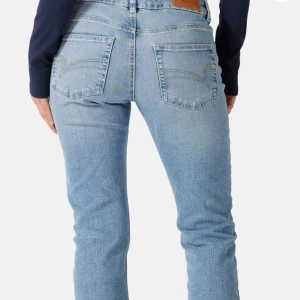 Ljusblå junkyard jeans - Jätte fina bootcut jeans med låg midja från junkyard i storlek XS. Väldigt bra skick väldigt lite slitna nere vid kanten då de är för långa för mig (pris kan diskuteras pga det) köpta för 700 säljer för 500. Dm för frågor eller fler bilder!