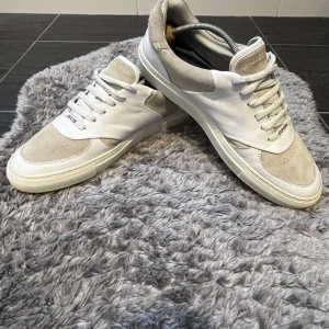 Jacob Cohën Skor  - Exklusiva sneakers från Jacob Cohen i stilren vit/beige färgkombination. Storlek 43, i mycket fint skick – sparsamt använda och välvårdade.