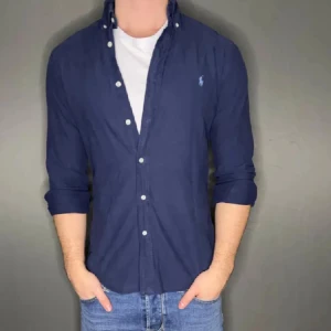 Blå Ralph lauren skjorta - Hej säljer nu min fina Ralph lauren skjorta i storlek M. Den är i bra skick och kommer vara otroligt snygg nu i vår och framåt sommaren. Nypris cirka 1600kr! Vi kommer att sälja liknande produkter nu i vår och närmare sommar så glöm inte följa profilen!🌊🍾 81