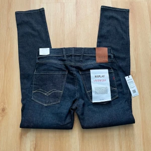 Replay Hyperflex Anbass mörkblå jeans - Reaplay jeans slim fit | Stl 28/30 passar bra på runt 165-170 | Ändast testade och tag/prislapp finns kvar | Nypris runt ~ 1600kr | Hör av dig vid frågor och mer! 😀