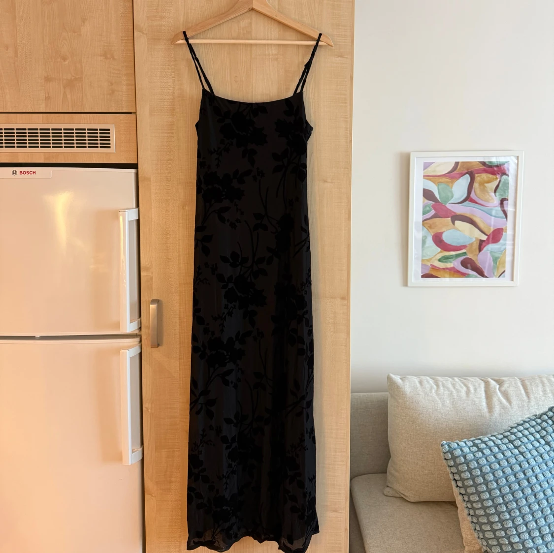 NA-KD Svart blommig långklänning med smala axelband