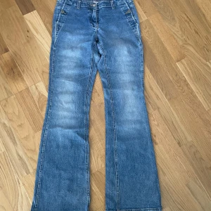Blåa jeans - Supersnygga midrise bootcut jeans i färgen blå! Vintage och går inte att få tag på längre! Xs , midja: 35 cm, midjehöjd: 21 cm, innerben: 80 cm