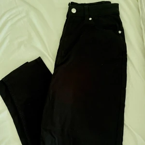 Jeans H&M - Svarta jeans från H&M, Mom jeans! Byxorna är i stretchig bomullsblandning och har silverfärgade knappar. Normal i storlek!🌸