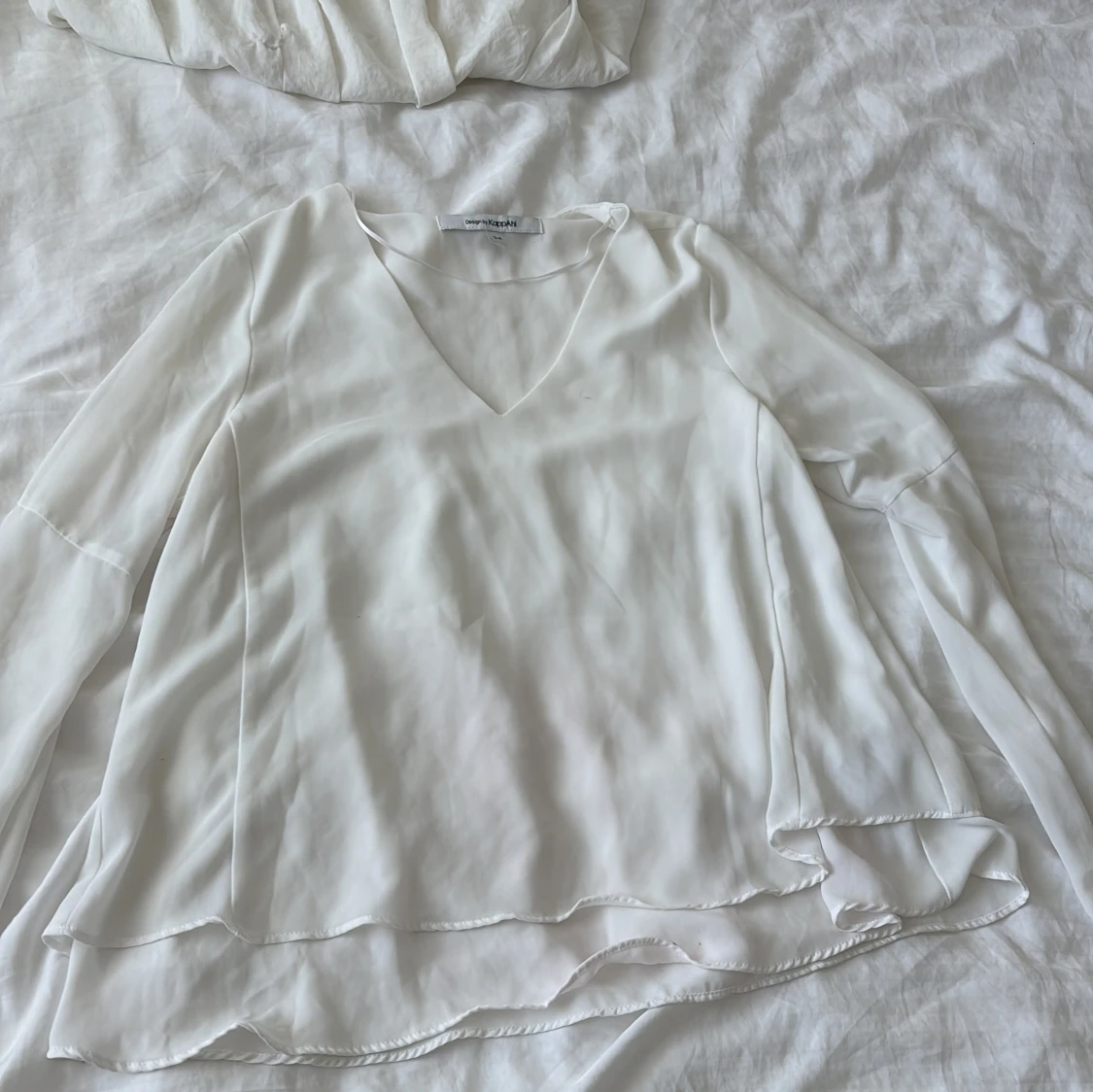 Vit blus med v-ringning från KappAhl - 1